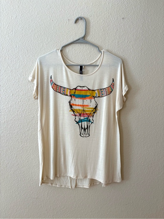 Lovely Souls Tops - Lovely Souls Women’s Vibrant Steer Skull Graphic Tee
